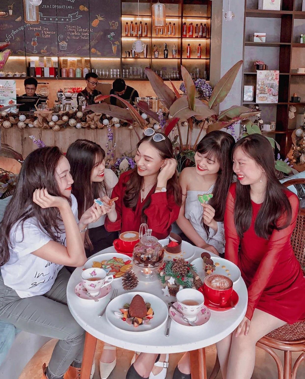 Thực đơn tại quán cà phê rất phong phú, có đủ các loại bánh tiramisu, flan, cheesecake, rainbow cake, bánh táo, cupcake, bánh mousse, bánh tart… Không còn gì tuyệt hơn khi vừa được nhâm nhi đồ uống, vừa thưởng thức những chiếc bánh mới ra lò, mang hương vị rất riêng của quán phải không nào? Giá: 50.000-500.000 đồng/người. Ảnh: Hanhchipp