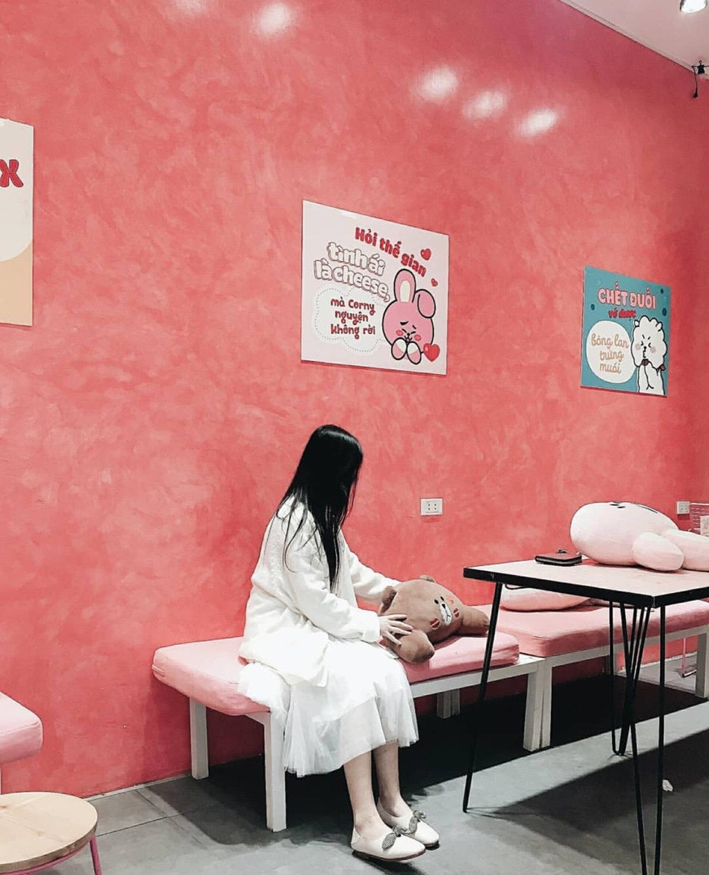 Tuy nhiên, đồ uống và bánh tại quán nhận về khá nhiều những phản hồi không tích cực từ khách về chất lượng. Thành viên Hiếu Tống B. nhận xét: “Phần desserts chị mình có gọi 1 bánh matcha nhưng vị khá chua và rõ ràng là bánh đã để lâu nên hư. Sau khi phản hồi, bạn nhân viên đồng ý đổi một bánh mousse dâu nhưng vẫn không khá khẩm hơn”. Dù vậy, nhiều tín đồ vẫn lựa chọn quán với lý do view đẹp, mức giá: 30.000-70.000 đồng/người. Ảnh: _mymyhunhan_.