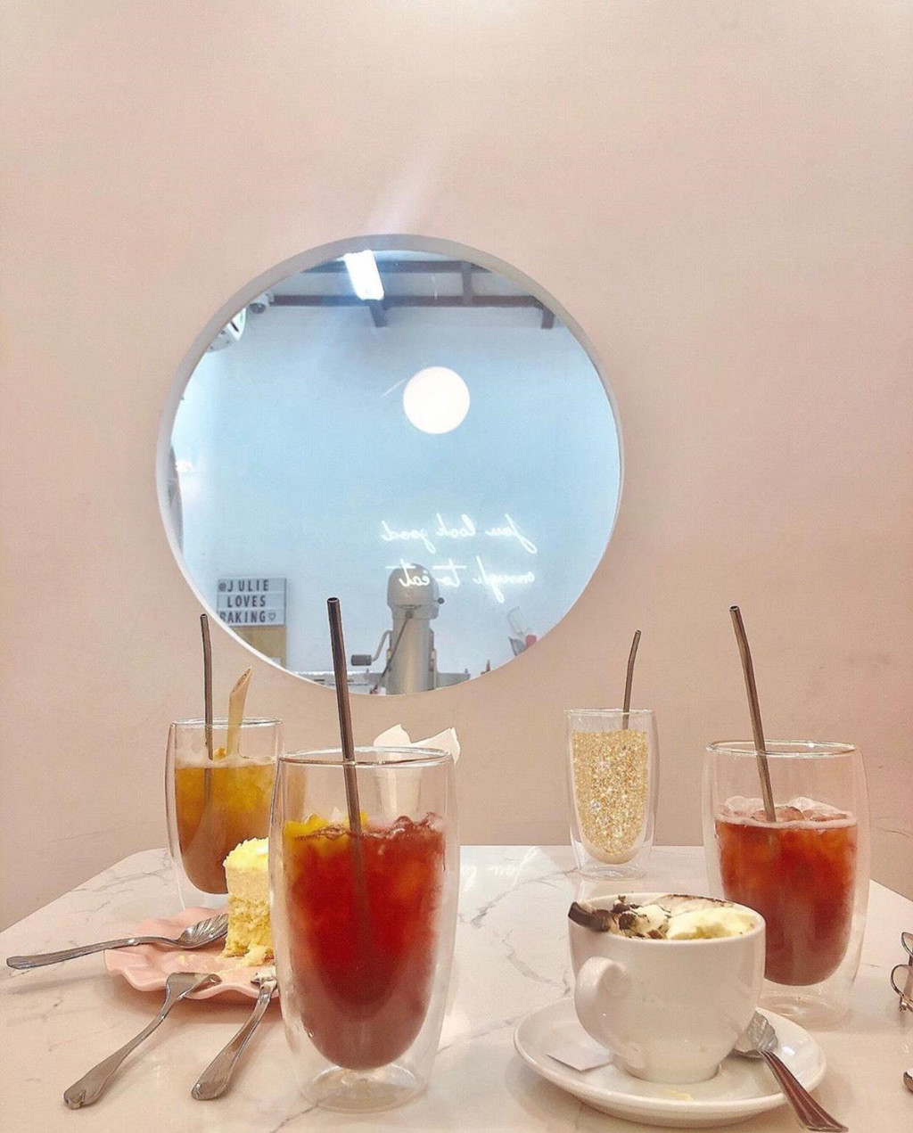 Baked by Julie: Tọa lạc trên con phố Hàng Bông, quán cà phê bánh ngọt nổi bật với tone màu hồng ngọt ngào từ trong ra ngoài. Tiệm đầu tư tỉ mỉ từ những decor nhỏ nhất như bộ ấm chén, chậu hoa… đến những chiếc bàn, chiếc ghế sofa đều ngập trong sắc hồng dễ thương. Ảnh: Julie_lovesbaking, Phuongladyy.