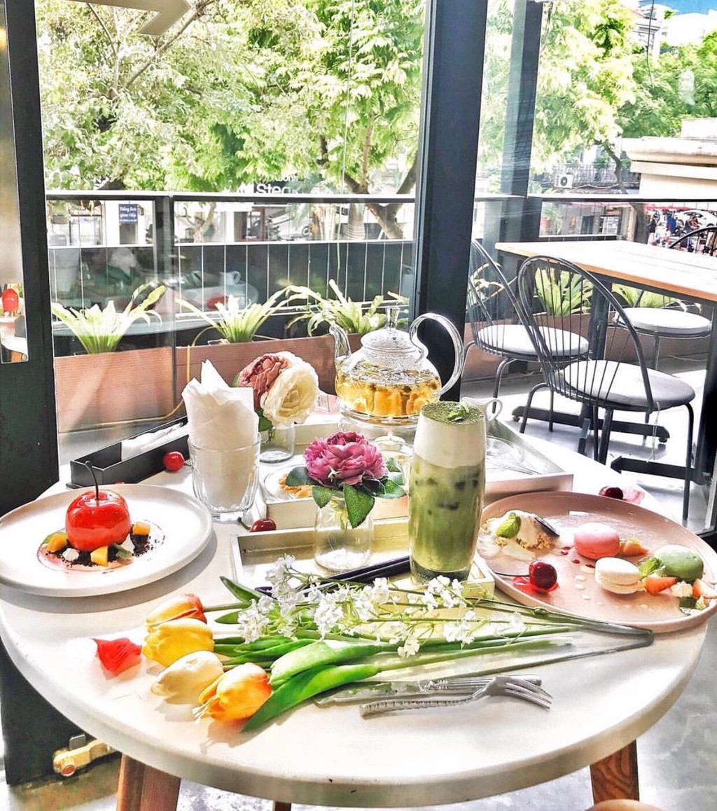 La Fleur Tea and Dessert Café: Nơi đây mang vẻ quyến rũ không chỉ ở không gian lãng mạn mà còn từ những món tráng miệng mang sắc hồng dễ thương. Tất cả món ăn ngọt ở đây đều được bày biện trên đĩa sứ trắng hoặc hồng, một chút sốt dâu đỏ nổi bật với viên kem màu mềm mượt khiến mỗi đĩa đồ ăn đều như một tác phẩm nghệ thuật. Ảnh: Hgiangg__, Changgjerry.