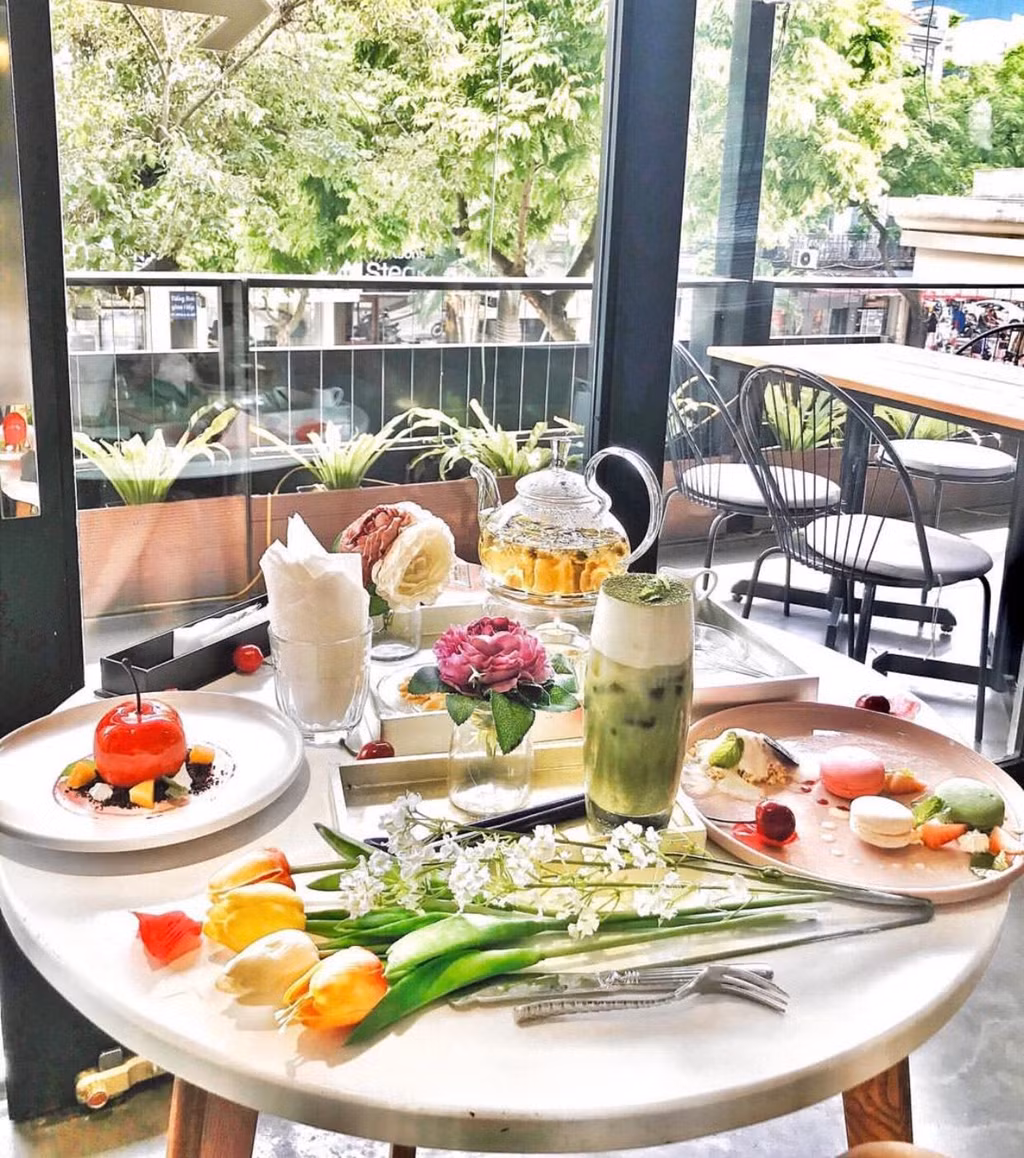 La Fleur Tea and Dessert Café: Nơi đây mang vẻ quyến rũ không chỉ ở không gian lãng mạn mà còn từ những món tráng miệng mang sắc hồng dễ thương. Tất cả món ăn ngọt ở đây đều được bày biện trên đĩa sứ trắng hoặc hồng, một chút sốt dâu đỏ nổi bật với viên kem màu mềm mượt khiến mỗi đĩa đồ ăn đều như một tác phẩm nghệ thuật. Ảnh: Hgiangg__, Changgjerry.