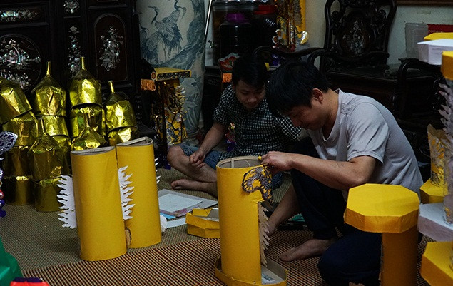 Sản phẩm vàng mã trong làng được ưa chuộng bởi cách làm thủ công, mã đẹp và giá thành phù hợp. Ảnh: Dân Việt.