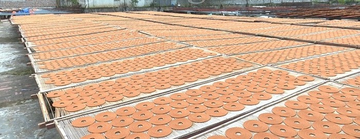 Hương được phơi dưới thời tiết nắng ráo để cho ra thành phẩm tốt nhất. Ảnh: Baocongthuong.