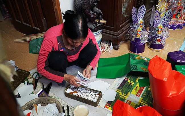 Nhiều cơ sở còn làm việc cả ngày lẫn đêm để kịp gửi hàng đi các tỉnh. Ảnh: Dân Việt.