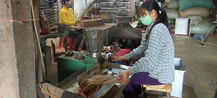 Để có được những cây hương chất lượng tốt, mùi thơm đặc trưng, người dân trong làng phải cẩn trọng trong khâu chọn và pha trộn nguyên liệu. Ảnh: Baocongthuong.