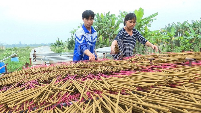 Đi đâu cũng bắt gặp hàng loạt giá tre phơi hương trong làng. Ảnh: Baocongthuong.