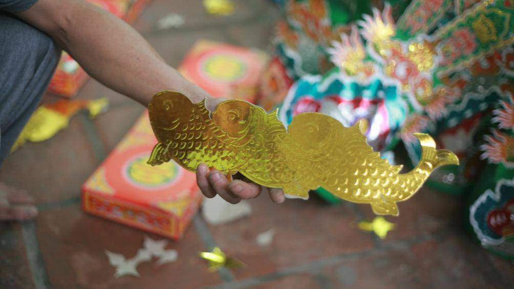 Người dân trong làng cho biết thời điểm giáp Tết âm lịch là lúc bận rộn nhất, vì vừa phải chuẩn bị sản phẩm cho ngày Tết ông Công ông Táo, vừa phải tập trung làm hàng dự trữ phục vụ lễ khai xuân. Ảnh: Baogiaothong.