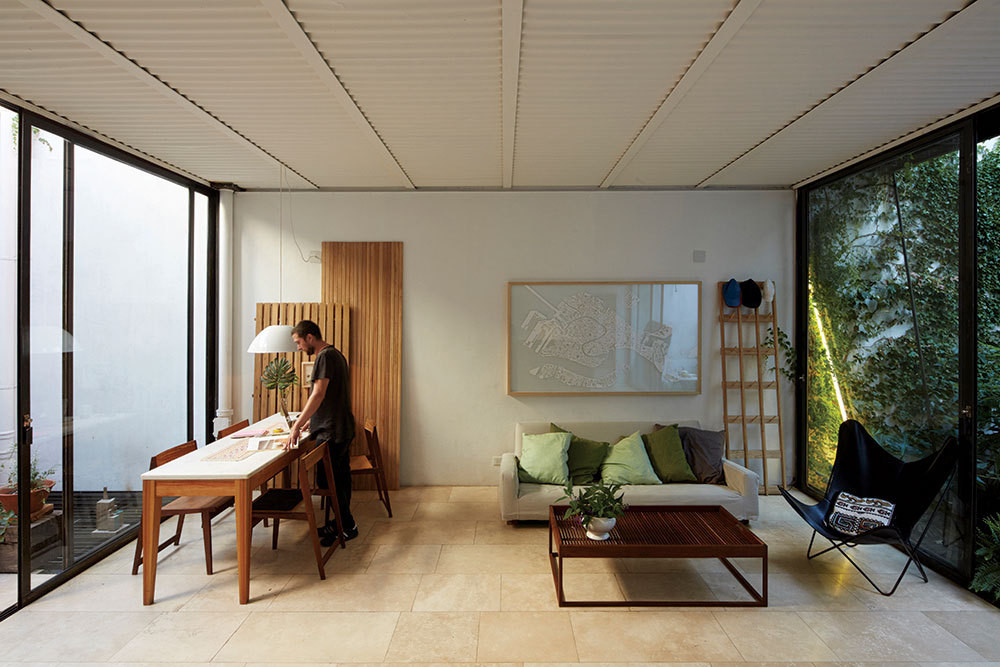 Phòng khách thoáng rộng lấy ánh sáng từ hai phía.