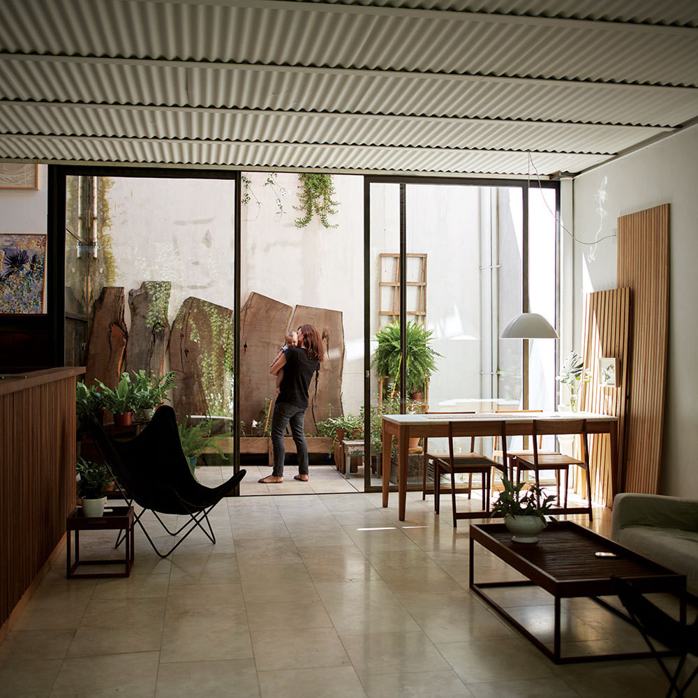 Những khoảng hở thông thoáng và mảng xanh tươi đẹp đáp ứng đúng mong muốn của gia chủ khi thiết kế nhà. 