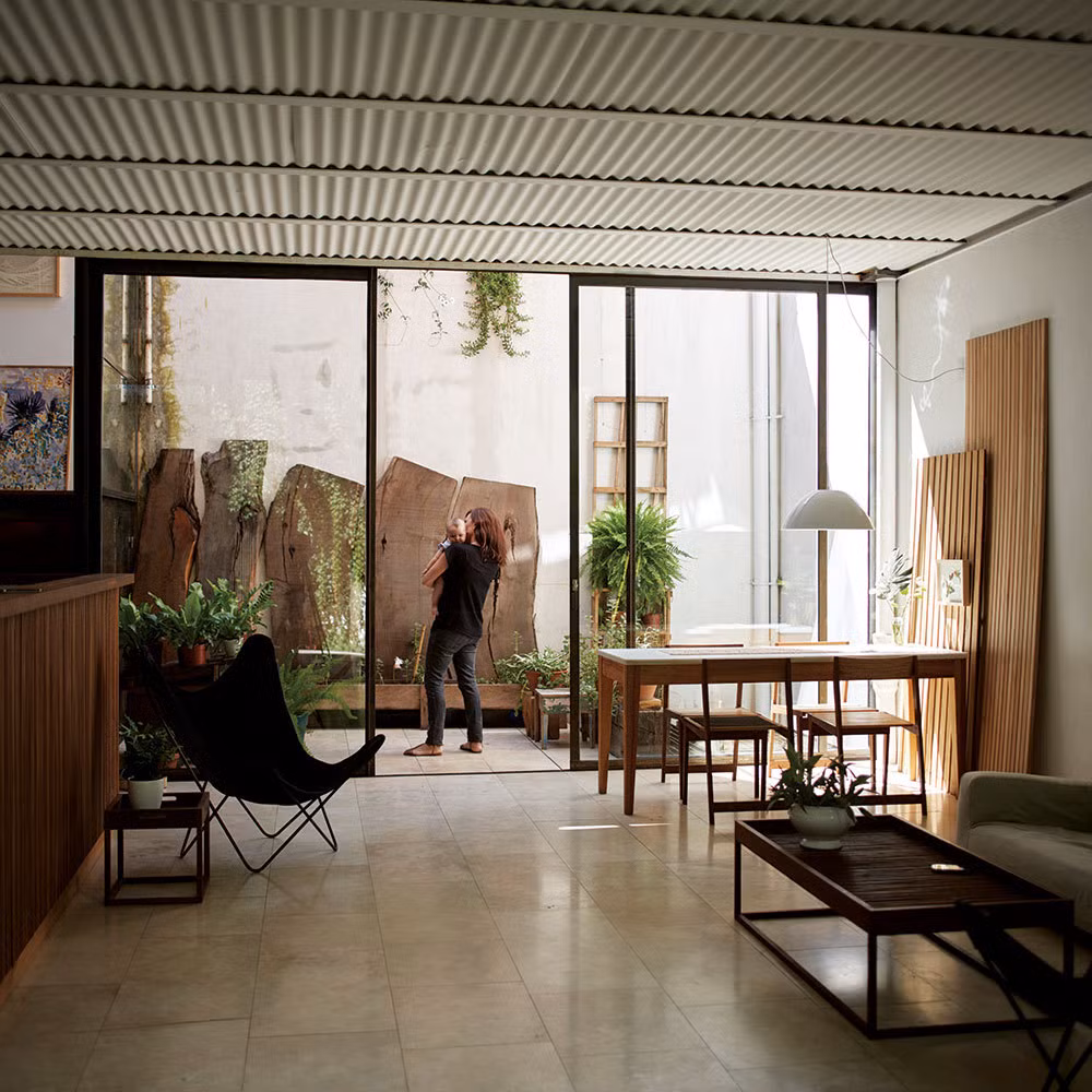 Những khoảng hở thông thoáng và mảng xanh tươi đẹp đáp ứng đúng mong muốn của gia chủ khi thiết kế nhà. 