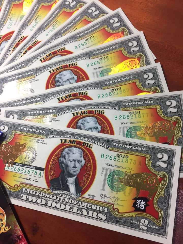 Tờ 2 USD hình con heo mạ vàng được xem là tờ tiền lì xì VIP nhất, rất được ưa chuộng làm quà tặng. Tờ tiền này có giá bán 350.000 đồng/tờ. Ảnh: Facebook.
