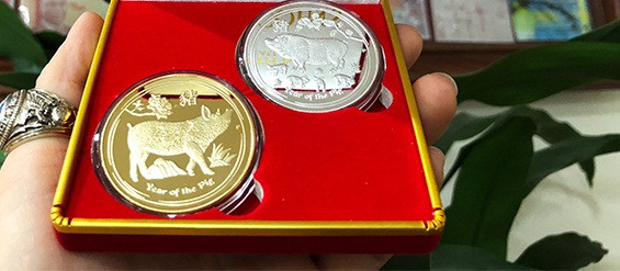 Cặp đồng xu mạ vàng và bạc có xuất xứ từ Australia với dòng chữ “Year of the pig” có giá 150.000 đồng. Ảnh: Thegioitien.