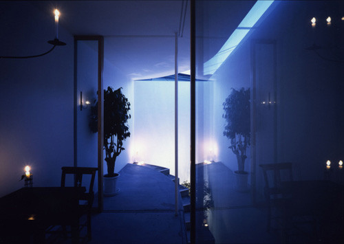 Hệ thống cửa kính như tạo cảm giác căn phòng rộng hơn so với thực tế.