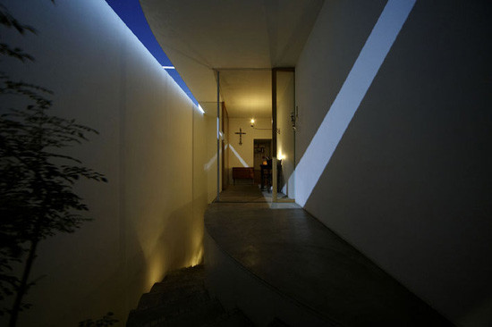 Mặt tiền nhà rộng 2,7m và sâu 9m.