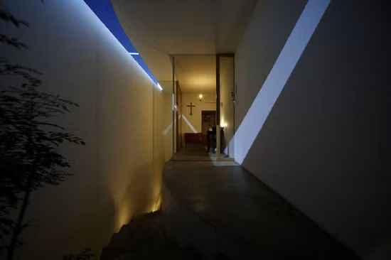 Mặt tiền nhà rộng 2,7m và sâu 9m.