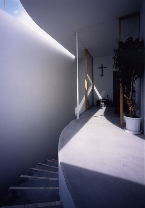 Ánh nắng len lỏi khắp không gian.