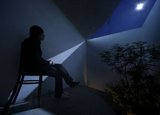 Dù ngôi nhà nhỏ nhưng kiến trúc sư vẫn dành một không gian thư giãn và hóng gió.