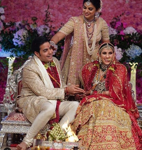 Tháng 3/2019, con trai tỷ phú Mukesh Ambani tổ chức một đám cưới sang trọng kéo dài 3 ngày ở Mumbai với Shloka Mahta. Hai người gặp nhau cách đây nhiều năm ở trường học và đính hôn từ tháng 3/2018. Ảnh: Instagram.