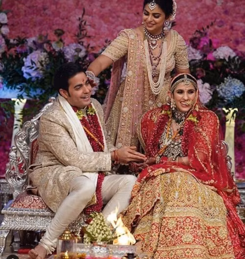 Tháng 3/2019, con trai tỷ phú Mukesh Ambani tổ chức một đám cưới sang trọng kéo dài 3 ngày ở Mumbai với Shloka Mahta. Hai người gặp nhau cách đây nhiều năm ở trường học và đính hôn từ tháng 3/2018. Ảnh: Instagram.