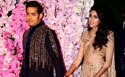 Đây không phải lần đầu tiên Akash thể hiện tình yêu với thể thao. Người thừa kế gia tộc Ambani từng tỏ ra khá thành thạo với trò chơi video bóng đá nổi tiếng FIFA 2019 khi trình diễn khả năng chơi game trên sản phẩm Jio. Ảnh: NDTV.