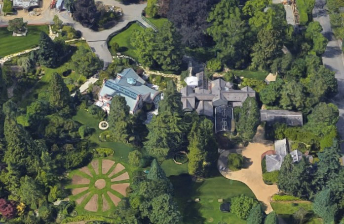 Một ngôi nhà rộng 20.600m2, có 5 phòng ngủ, 4 phòng tắm. Ngôi nhà khác rộng 8.300m2 cũng có 5 phòng ngủ, 4 phòng tắm.