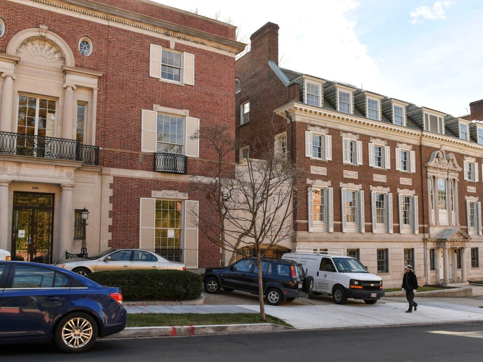 Năm 2016, tỷ phú mua lại một bảo tàng dệt ở Washington, DC với giá 23 triệu USD vào năm 2016. Dinh thự có diện tích sinh hoạt hơn 2.500 m2.