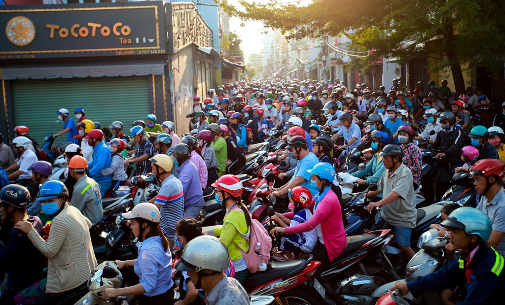 Cảnh ôtô, xe máy ùn tắc nhích từng chút trên đường Phạm Hùng, TP.HCM, là nỗi ám ảnh của bất cứ ai mỗi khi qua đây. Đã trót đi vào, muốn thoát ra cũng không nổi. Ngay dưới chân cầu Chánh Hưng, nhiều đường vuông góc càng làm tăng lưu lượng xe cộ. Ảnh: Liêu Lãm.