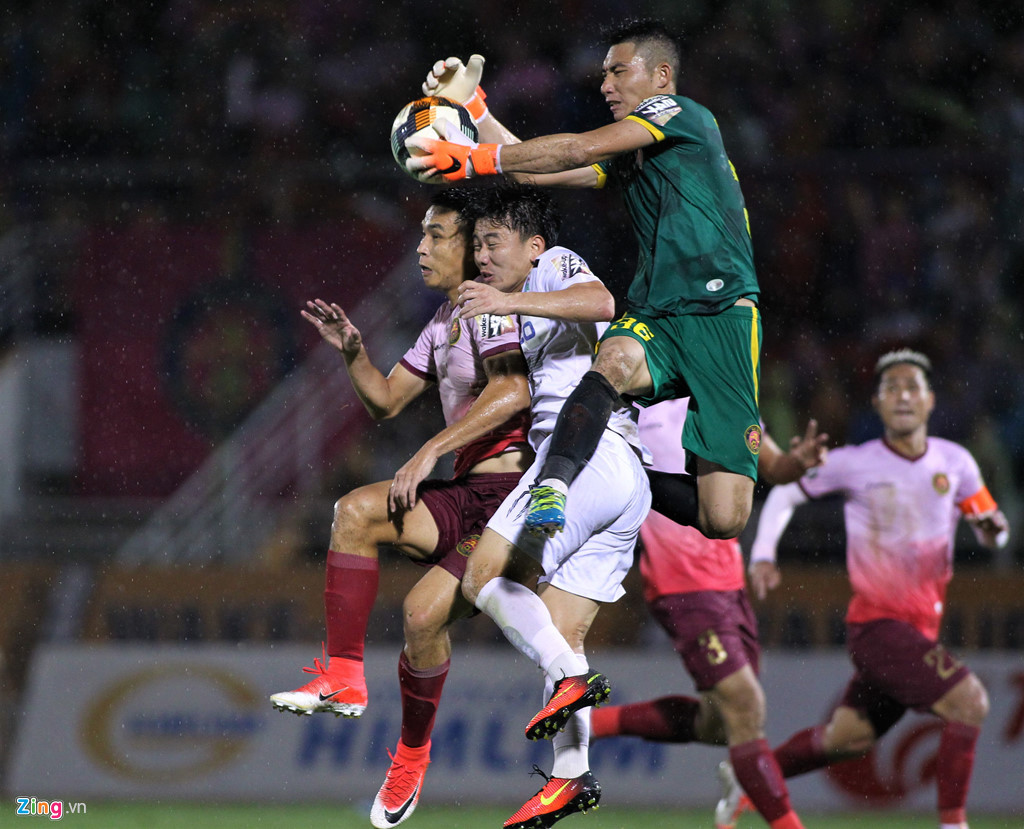 Không có đội trưởng Nguyễn Tuấn Anh bên cạnh, Lương Xuân Trường bị CLB Sài Gòn vây chặt khiến HAGL bế tắc và thua 1-3 tại vòng 23 V.League. Ảnh: Quang Thịnh.