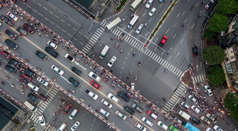 Tuyến Trần Duy Hưng - Nguyễn Chí Thanh là một trong những trục đường lớn nối cửa ngõ phía tây với trung tâm Hà Nội. Đây là một trong những điểm ùn tắc gây lo ngại cho người tham gia giao thông vào giờ cao điểm. Cầu vượt nút giao Nguyễn Chí Thanh - đường Láng (khánh thành vào tháng 12/2012) được thiết kế cho 4 làn xe 2 chiều nhưng các phương tiện lại lưu thông một cách tùy tiện. Ảnh: Phạm Thắng.