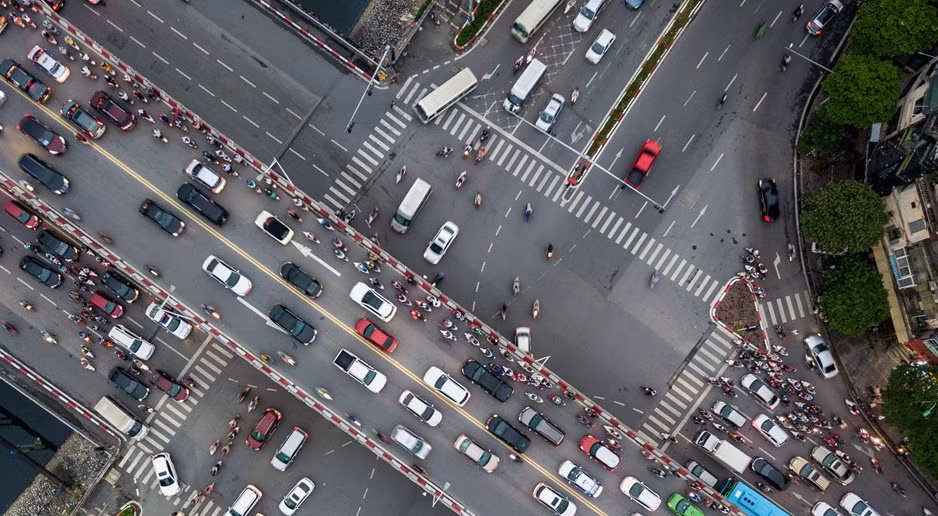 Tuyến Trần Duy Hưng - Nguyễn Chí Thanh là một trong những trục đường lớn nối cửa ngõ phía tây với trung tâm Hà Nội. Đây là một trong những điểm ùn tắc gây lo ngại cho người tham gia giao thông vào giờ cao điểm. Cầu vượt nút giao Nguyễn Chí Thanh - đường Láng (khánh thành vào tháng 12/2012) được thiết kế cho 4 làn xe 2 chiều nhưng các phương tiện lại lưu thông một cách tùy tiện. Ảnh: Phạm Thắng.