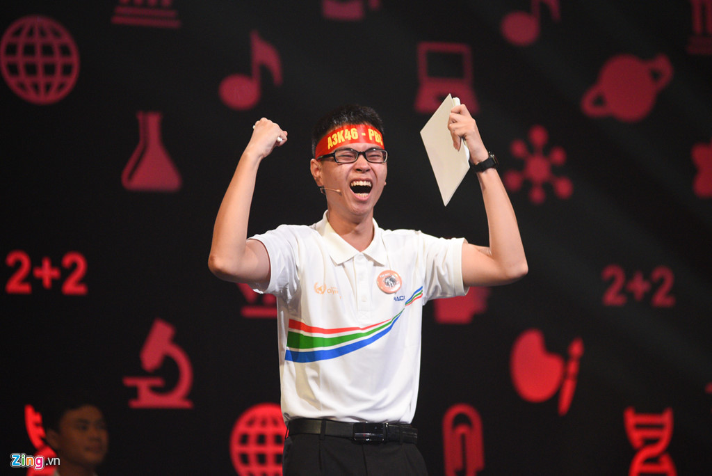 Giây phút MC Diệp Chi công bố Thế Trung là nhà vô địch Olympia đầu tiên đến từ tỉnh Nghệ An. "Chị ơi, Trung làm được rồi. Nghệ An có nhà vô địch rồi", Thế Trung với gương mặt rưng rưng, nói lớn ngay trên sân khấu. Trên khán đài và ở điểm cầu Nghệ An, CĐV của Thế Trung cũng vỡ òa trong niềm chiến thắng. Giành 100 điểm Khởi động, xếp thứ 2 "đoàn leo núi" ở 2 vòng thi sau và bứt phá ở chặng về đích, Trần Thế Trung trở thành nhà vô địch đầu tiên của tỉnh Nghệ An ở Olympia. Ảnh: Duy Hiệu.