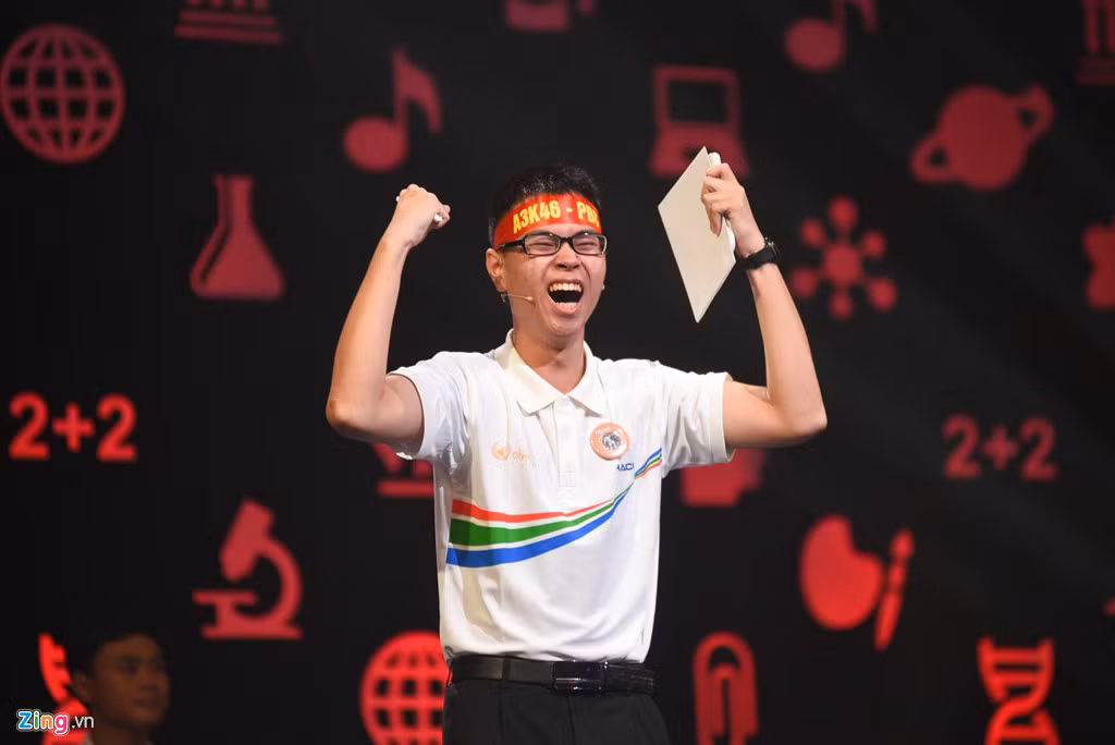 Giây phút MC Diệp Chi công bố Thế Trung là nhà vô địch Olympia đầu tiên đến từ tỉnh Nghệ An. "Chị ơi, Trung làm được rồi. Nghệ An có nhà vô địch rồi", Thế Trung với gương mặt rưng rưng, nói lớn ngay trên sân khấu. Trên khán đài và ở điểm cầu Nghệ An, CĐV của Thế Trung cũng vỡ òa trong niềm chiến thắng. Giành 100 điểm Khởi động, xếp thứ 2 "đoàn leo núi" ở 2 vòng thi sau và bứt phá ở chặng về đích, Trần Thế Trung trở thành nhà vô địch đầu tiên của tỉnh Nghệ An ở Olympia. Ảnh: Duy Hiệu.