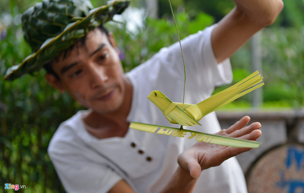 Giá bán chuồn chuồn, cào cào, chim, cá… làm từ lá dừa là 15.000 đồng/con, hoa hồng 20.000 đồng/bông. Nếu chăm chỉ làm với tốc độ cao mỗi ngày anh Thắng cũng kiếm được tiền triệu. Vào mỗi buổi chiều bên cạnh vườn hoa Hà Đông (Hà Nội), người ta thấy một người đàn ông đang tỉ mẩn tỉa tót từng chiếc lá dừa thành hình dáng chú chuồn chuồn, cánh bướm hay chú cào cào. Ảnh: Hoàng Đông.