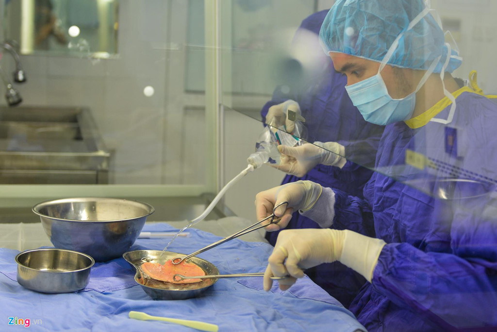 Mảnh xương sọ của một bệnh nhân bị tai nạn giao thông. Kỹ thuật viên đang thực hiện công đoạn tách lọc máu tụ trong mảnh xương sọ trước khi mẫu xương này được đưa vào bảo quản trong tủ lạnh ở nhiệt độ -80 độ C. Hình ảnh tại ngân hàng mô, Bệnh viện Hữu nghị Việt Đức. Ảnh: Hoàng Đông.