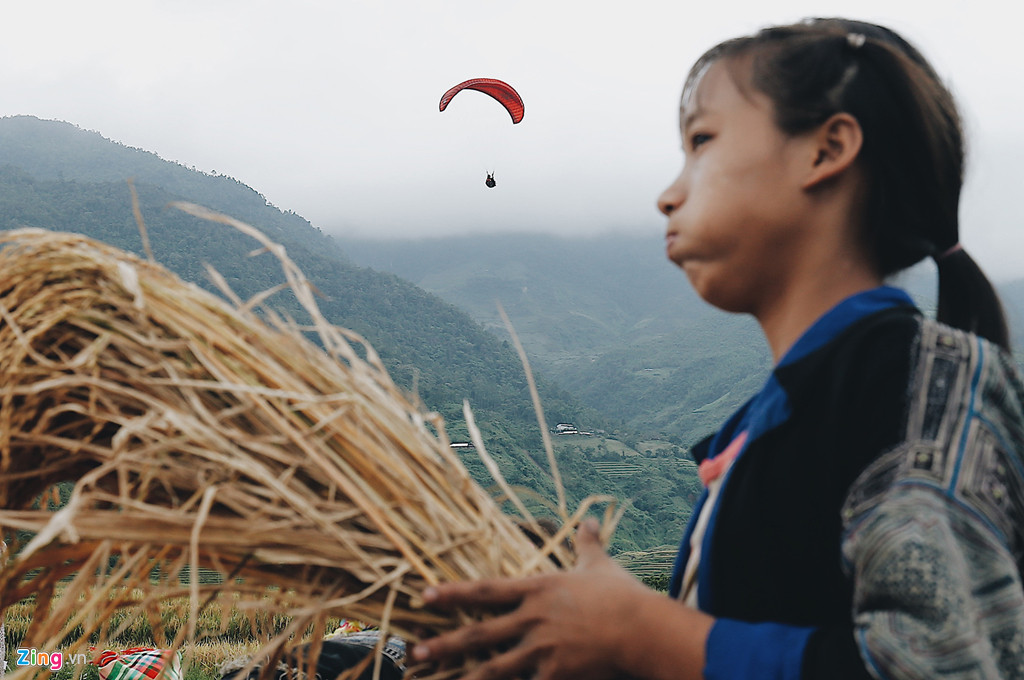 Lễ khai mạc Festival "Bay trên mùa vàng 2019" diễn ra sáng 21/9 tại bãi đáp dù lượn Khau Phạ, Yên Bái thu hút sự quan tâm của đông đảo người dân và du khách. Ảnh: Hoàng Việt.