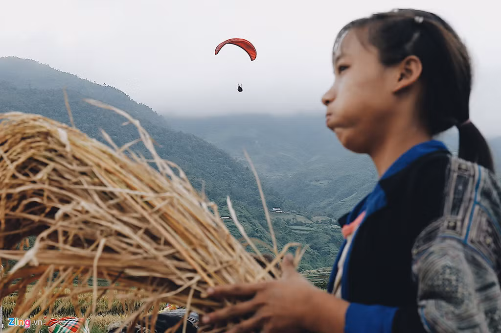 Lễ khai mạc Festival "Bay trên mùa vàng 2019" diễn ra sáng 21/9 tại bãi đáp dù lượn Khau Phạ, Yên Bái thu hút sự quan tâm của đông đảo người dân và du khách. Ảnh: Hoàng Việt.
