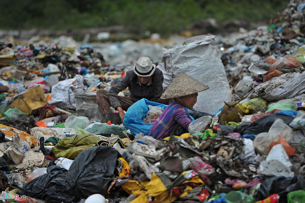 Phú Quốc được biết đến là đảo ngọc xinh đẹp, là trung tâm du lịch của tỉnh Kiên Giang, với diện tích gần 590 km2, dân số hiện ước tính trên 100.000 người. Nhưng gần đây, rác tồn đọng ngày càng nhiều khiến cho nơi này ngày càng trở nên xấu xí. Ảnh: Phạm Ngôn.