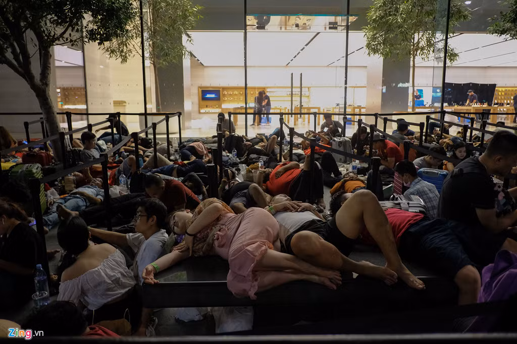 3h sáng ngày 20/9, trước 5 tiếng thời điểm những chiếc iPhone 11 đầu tiên được bán ra, hàng trăm người Việt Nam xếp hàng và ngủ la liệt trước cửa Apple Store để chờ được là những vị khách đầu tiên được mua và sở hữu chiếc điện thoại quả táo mới nhất. Ảnh: Xuân Tiến.