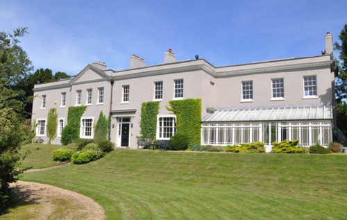 Căn biệt thự Dancers Hill House nằm ở phía bắc London (Anh) lúc đầu được rao bán với giá 6,5 triệu bảng (196,8 tỷ đồng) nhưng tháng 10/2018, nó được bán theo hình thức xổ số.