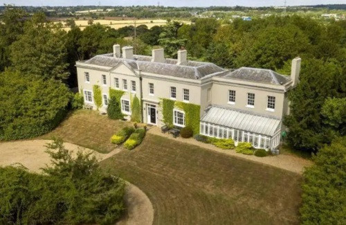 Người mua chỉ cần bắt đầu với 13,5 bảng (chưa đến 500.000 đồng), miễn là họ trả lời đúng câu hỏi kiểm tra kiến thức hoặc kỹ năng và mất phí tham gia là một bảng.