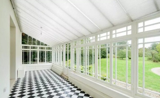 Tầng trệt của căn biệt thự còn có một nhạc viện.