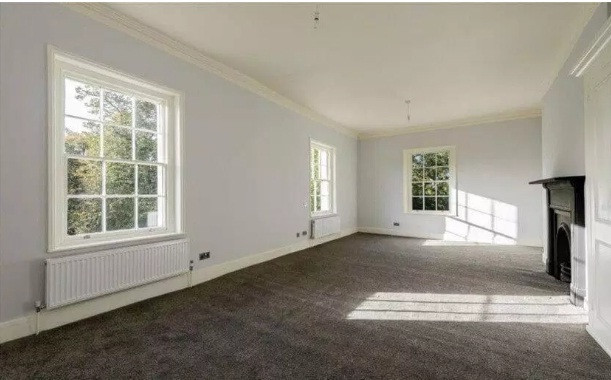 Trong nhà có nhiều cửa sổ lớn lấy ánh sáng.