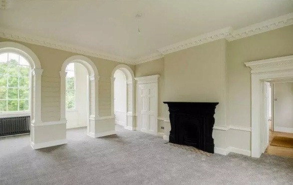 Biệt thự được xây dựng lần đầu từ năm 1760, sau đó được sửa sang lại vào thế kỷ 19.