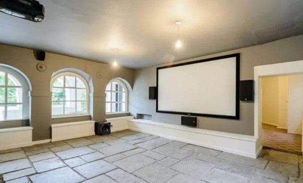 Rạp chiếu phim riêng bên trong biệt thự cổ.