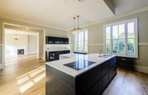 Ngôi nhà gồm 3 phòng ngủ riêng biệt và 6 phòng tắm.