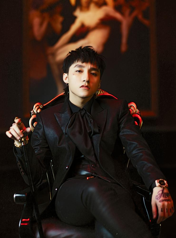 Tùy quy mô, các hợp đồng quảng cáo này cũng vài tỉ đồng, thậm chí hàng chục tỉ đồng. Biti’s Hunter từng gặt hái thành công ngoài mong đợi từ MV Lạc Trôi của Sơn Tùng M-TP khi có hiệu quả gấp 10 lần Coca-Cola, Pepsi, lượng bán tăng 3 lần, giày bán sạch trong 1 tuần... Ngoài ra, còn khoản thu không nhỏ từ hoạt động tài trợ cho những Sky Tour khắp các tỉnh thành.