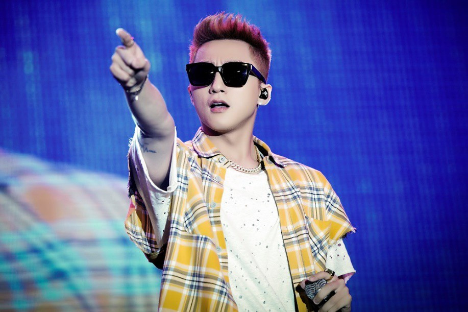 Để duy trì một cỗ máy kiếm tiền khủng như vậy, đội ngũ của Sơn Tùng M-TP cũng phải có cách vận hành marketing khác biệt. Khác với những ca sĩ khác, từ khoảng 1 tháng nay, Sơn Tùng M-TP đã bắt đầu có những chiến dịch kích hoạt từ việc tung poster, trailer cho đến bình luận trước khi ra mắt của nhà sản xuất nội dung nổi tiếng tại Thái Lan. Điều này khiến những thông tin về bài hát này liên tục xuất hiện trong đầu người hâm mộ.