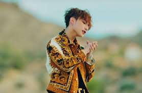 Chẳng hạn, với 22 triệu view của MV Chạy Ngay Đi, Sơn Tùng M-TP có thể nhận được 6.600 USD trong một ngày ra mắt, chưa kể, nguồn thu từ các hợp đồng quảng cáo gắn link trên kênh riêng.