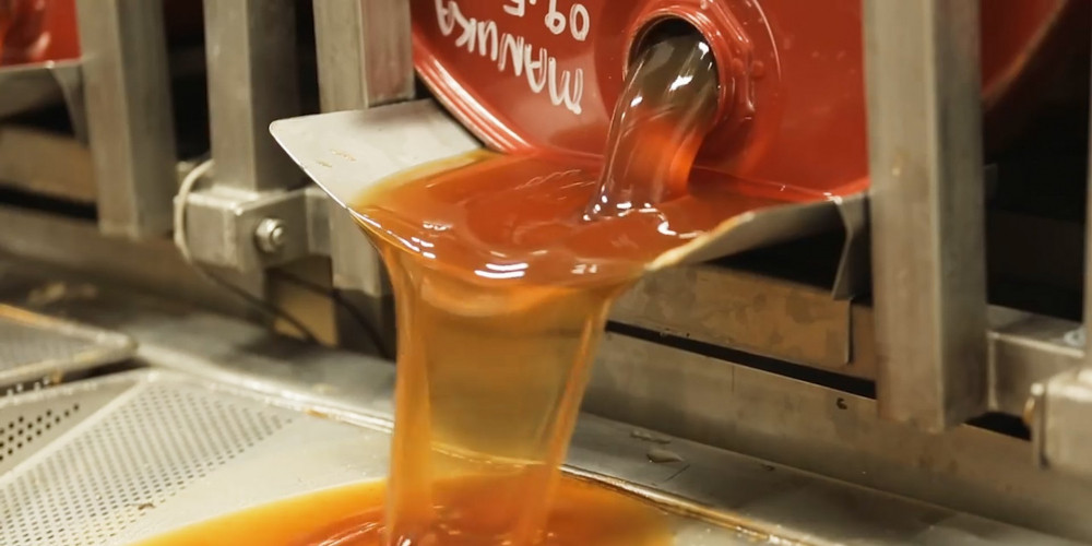 Manuka được loài ong kết tinh từ mật hoa của hoa Leptospermum scoparium, có nguồn gốc duy nhất từ New Zealand.