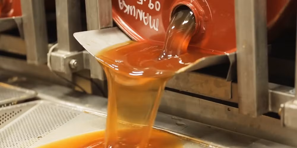 Manuka được loài ong kết tinh từ mật hoa của hoa Leptospermum scoparium, có nguồn gốc duy nhất từ New Zealand.